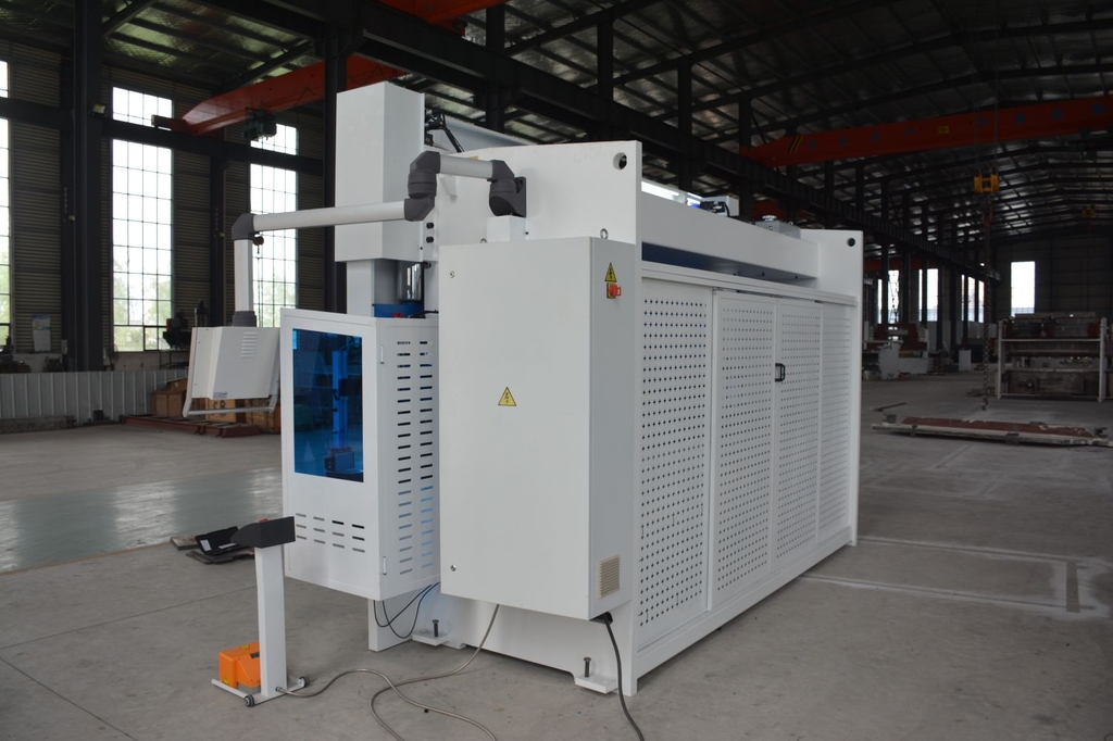 Вертикальный листогибочный пресс CNC-PBA 300х4100 с ЧПУ DELEM DA-66T