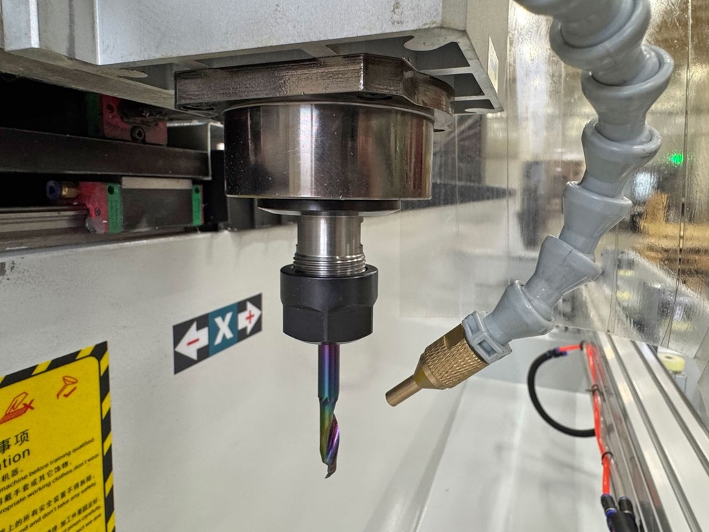 3+1-осевой сверлильно-фрезерный станок SKX3+1-CNC-3000 с ЧПУ для обработки алюминиевого профиля
