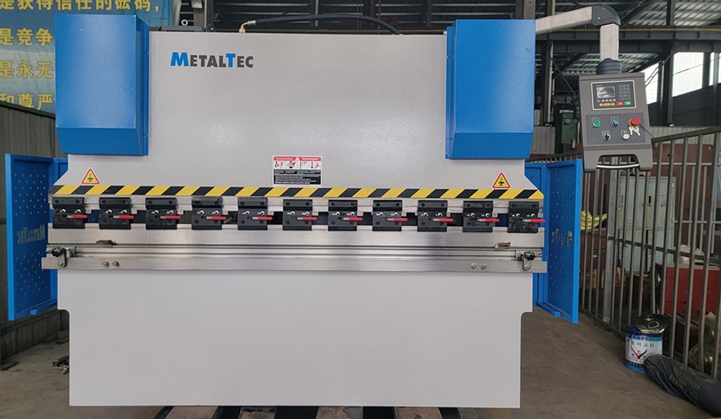 Листогибочный гидравлический пресс MetalTec HBM 40/2500 (Е22, инвертор заднего упора)