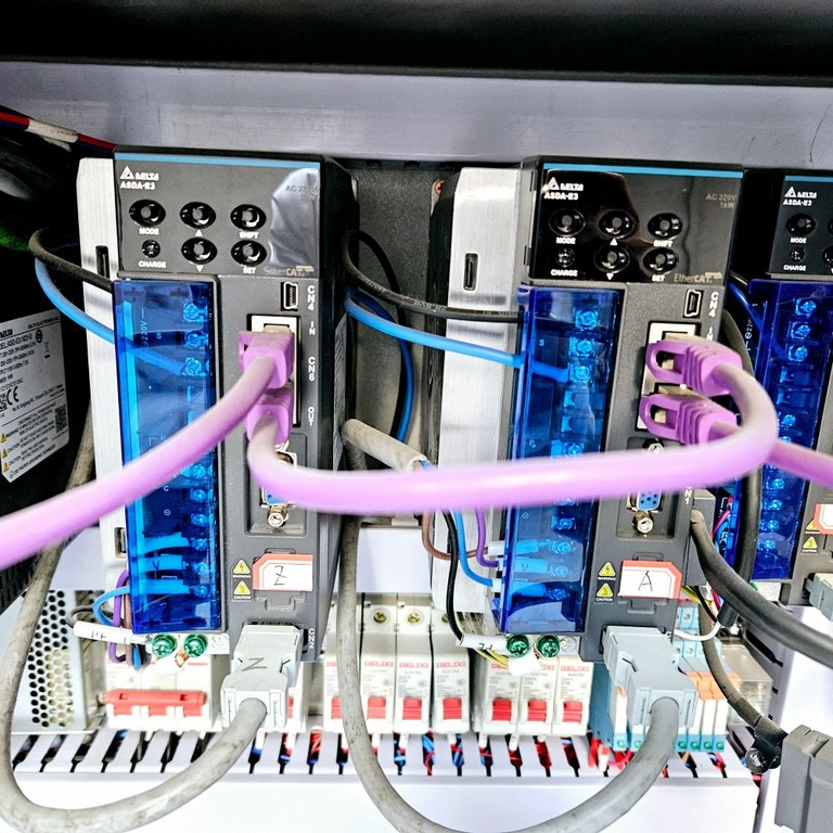 Двухшпиндельный сверлильно-фрезерный станок с ЧПУ ZSSD-CNC-3000 для обработки алюминиевого профиля