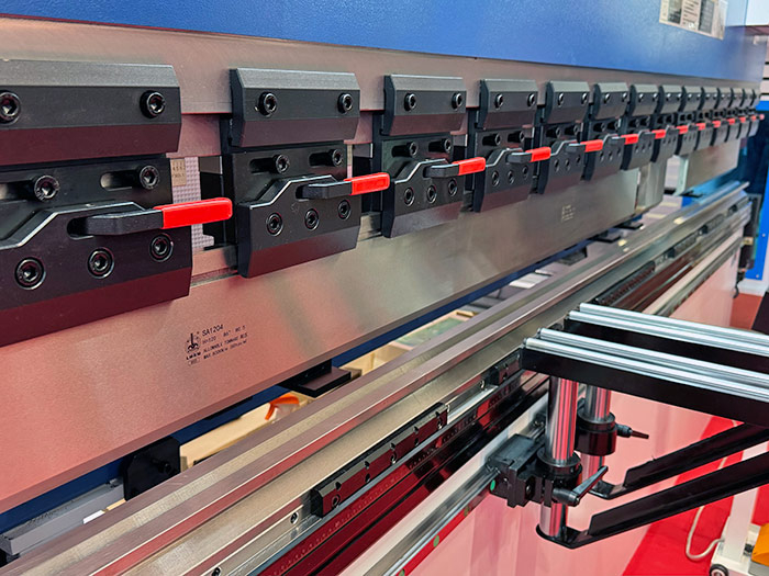 Вертикальный листогибочный пресс CNC-PBA 100х3200 с контроллером ESA630