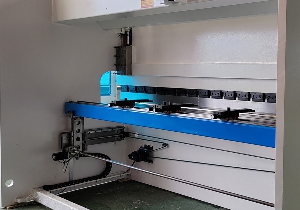 Листогибочный гидравлический пресс с ЧПУ TP10S MetalTec HBM 63/2500C